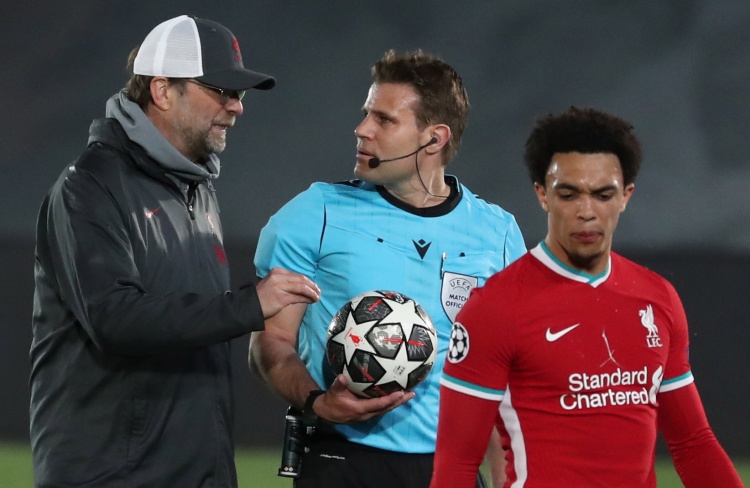 上海狂轰69分，怀特塞德8分半送4次封盖，上海大比分领先